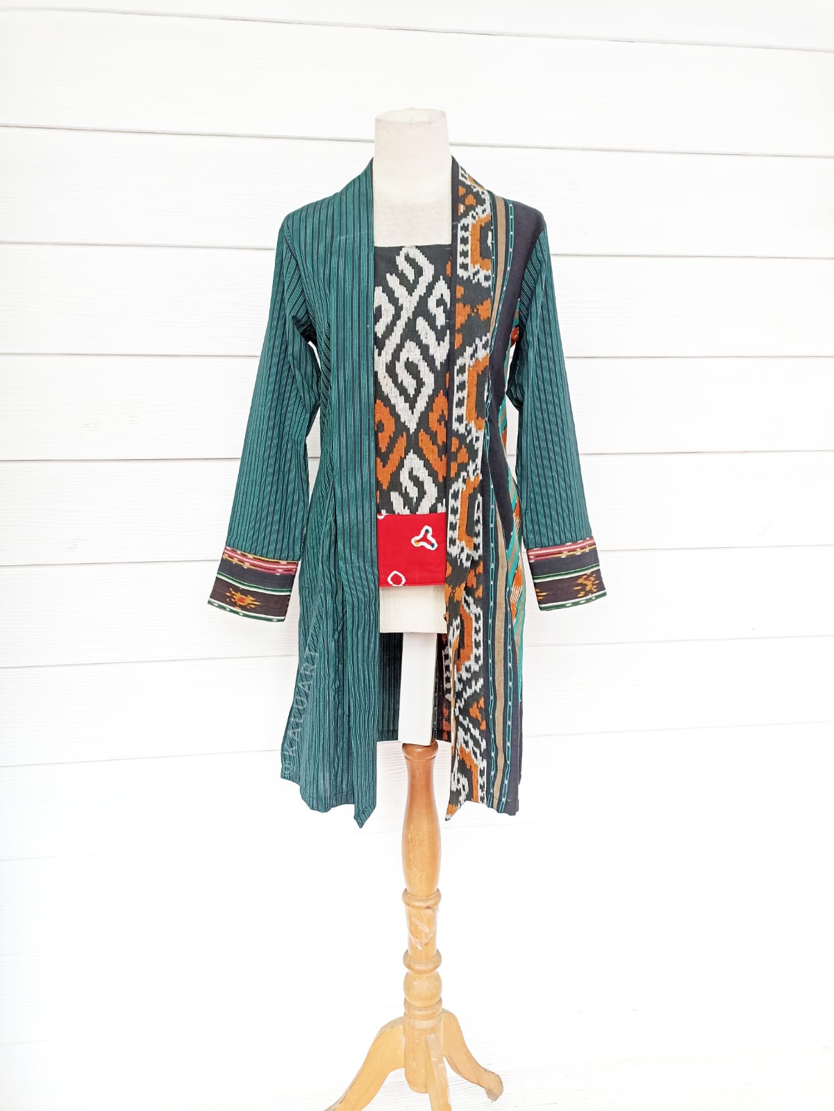 Outfit Kebaya Wanita.